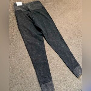 NEW Aerie Chill Play Move Leggings size Medium w tags